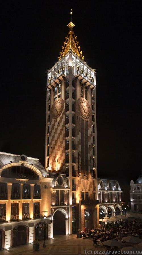 Башня на площади Пьяцца