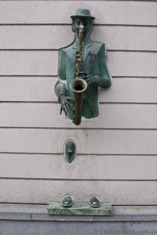 Sculpture in the wall on the Rustaveli Avenue