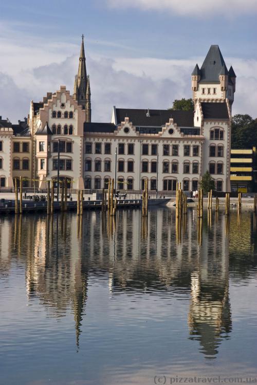 Castle near the Phoenix Lake (Hoerder Burg)