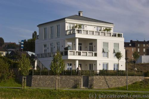 Luxury villa on the banks of the Phoenix Lake