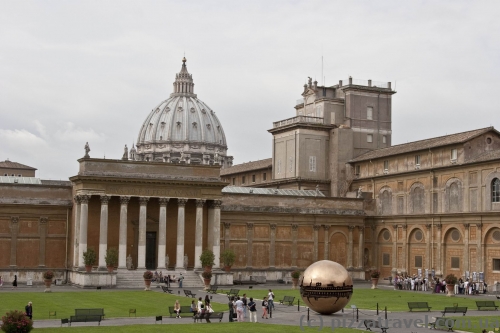 Внутрішній двір музею Ватикану