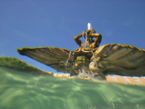 Вид на фонтан Тритон из-под воды