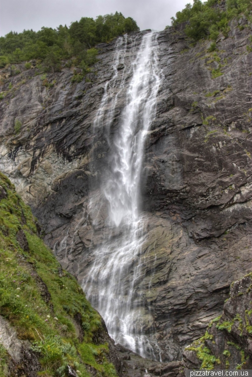 Водопад Kvinnafossen