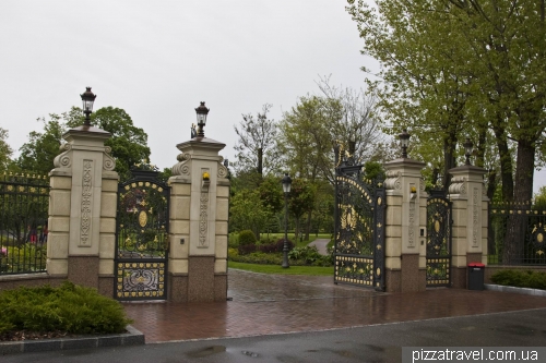 Second entrance gate Mezhyhiria