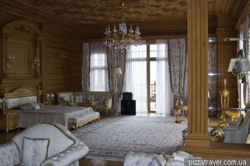 Bedroom of Yanukovych's mistress