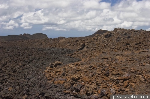 Видна лава вивержень 1979 і 2005 років