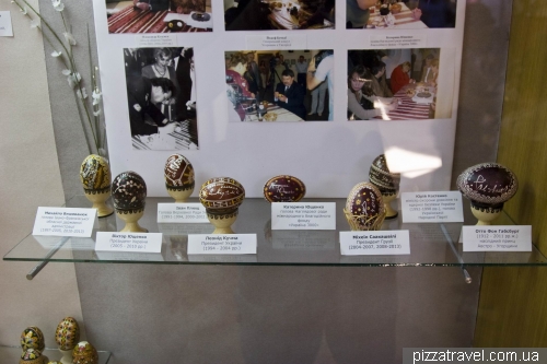 Eggs, signed by different famous people