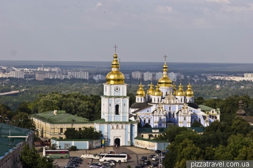 Вид на Михайловский собор с Колокольни Софийского собора