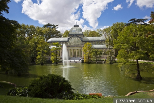Хрустальный дворец в парке Ретиро