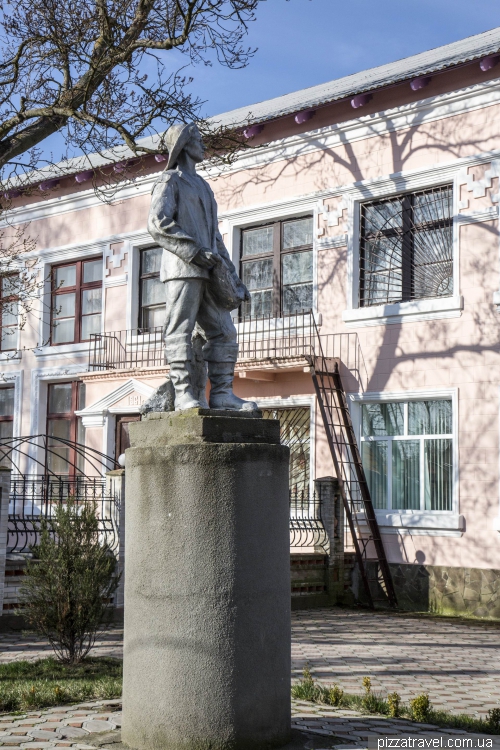 Monument to the fisherman in Vylkove