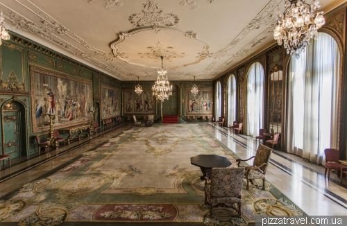 Hall of tapestries