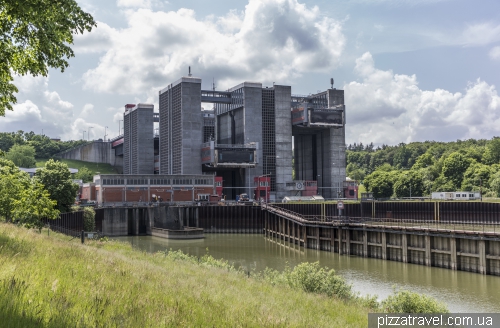 Scharnebeck twin ship lift