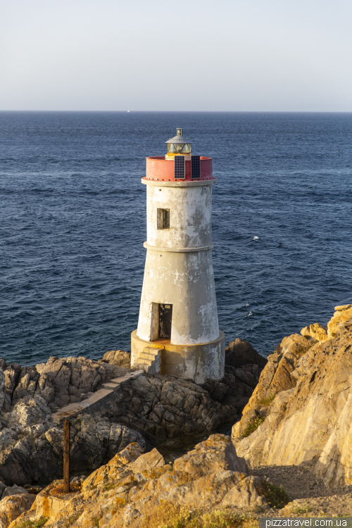 Маяк на мисі Ферро (Capo Ferro – Vecchio Faro Rosso)