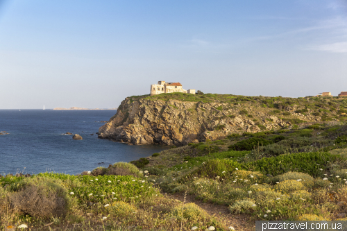 Маяк на мисі Ферро (Capo Ferro – Vecchio Faro Rosso)