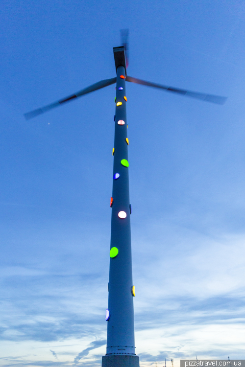 Smarties wind turbine (Smarties am Turm)