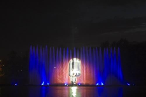 The fountain also works as a huge screen for laser projections.