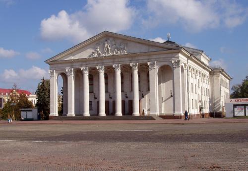 Красна площа з театром імені Шевченка