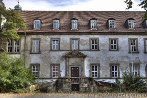 Left facade of the Ringelheim Castle is abandoned.