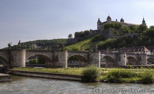 Старый мост и крепость Мариенберг в Вюрцбурге