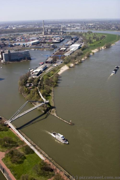 Буквально у двох кроках від центру пляж, правда, вода не для купання